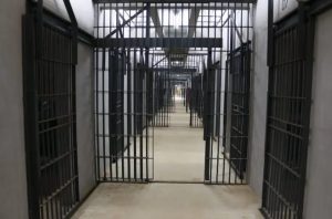 Policial penal que agia com membros do PCC ajudaria em plano para assassinato de 5 colegas