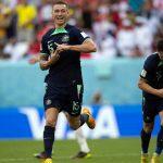 Duke 'fez o J' para homenagear o filho após marcar o gol da Austrália na Copa. (Foto: Socceroos/Divulgação)