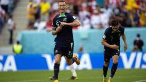 Duke 'fez o J' para homenagear o filho após marcar o gol da Austrália na Copa. (Foto: Socceroos/Divulgação)