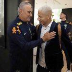 Técnico Tite recepciona Richarlison; Seleção se prepara para a Copa do Catar. (Foto: Lucas Figueiredo/CBF)