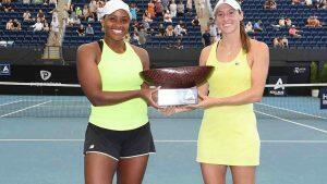 Luisa Stefani e Taylor Towsend conquistam o Torneio de Adelaide de Tênis. (Foto: Divulgação)