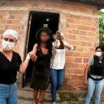 Mulher foi socorrida pela polícia e assistentes sociais (Foto: Divulgação/PCMA)