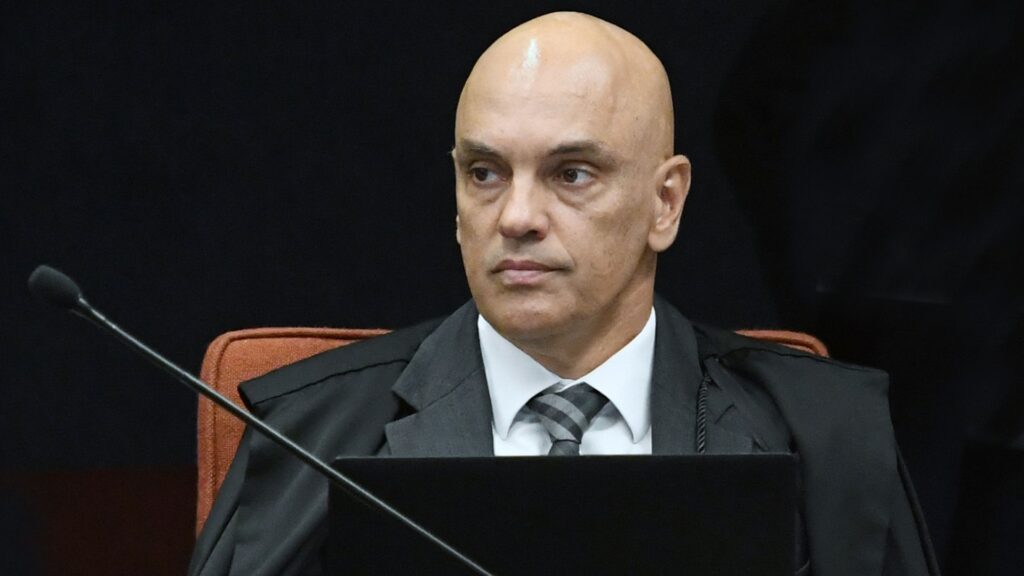 Alexandre De Moraes Manda PF Apreender Passaporte E Armas De Bolsonaro alexandre-de-moraes-manda-pf-apreender-passaporte-e-armas-de-bolsonaro