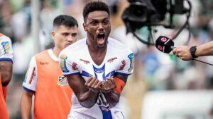 Bruno Mezenga deve reforçar o Santos após o fim do Paulistão. (EC Água Santa/Divulgação)
