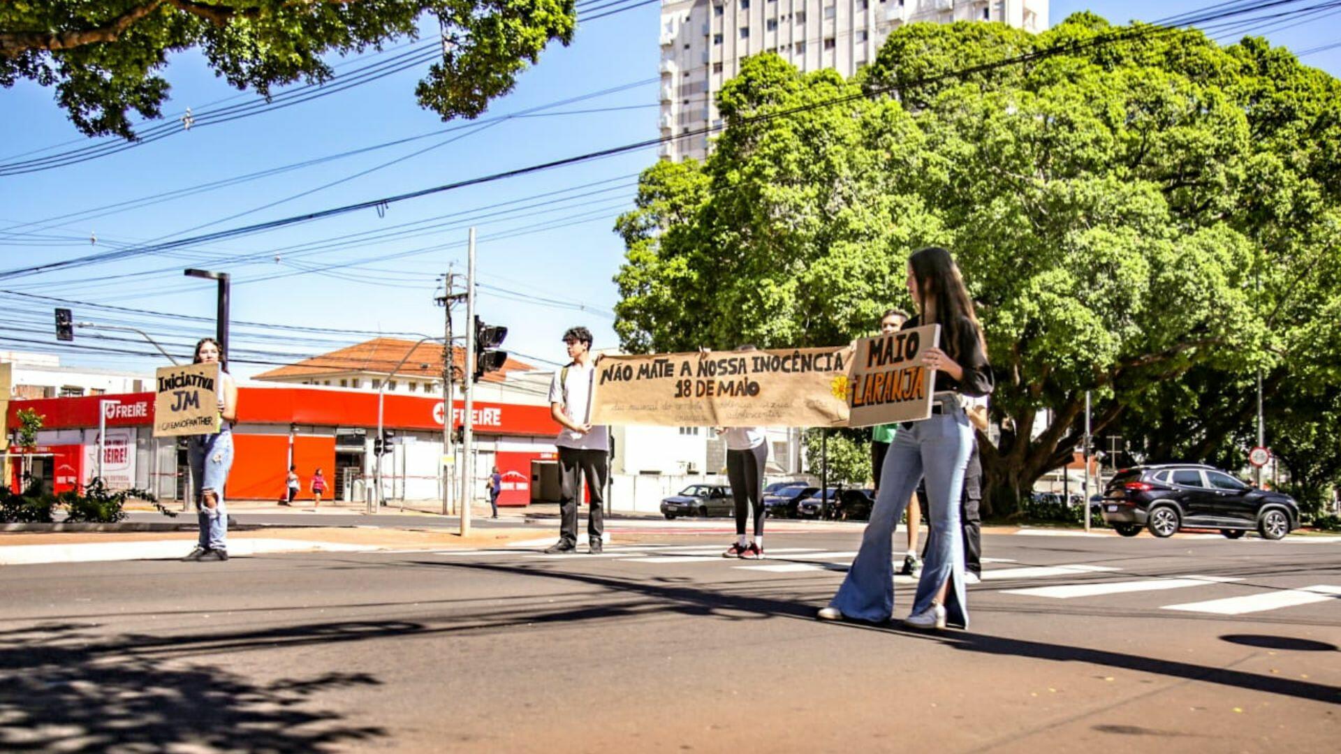 Ação dos estudantes Maio Laranja