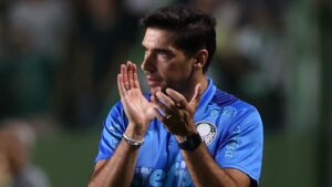 Abel Ferreira admite que expulsão facilitou a goleada do Palmeiras em Goiás
