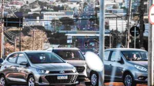 carros no trânsito de campo grande