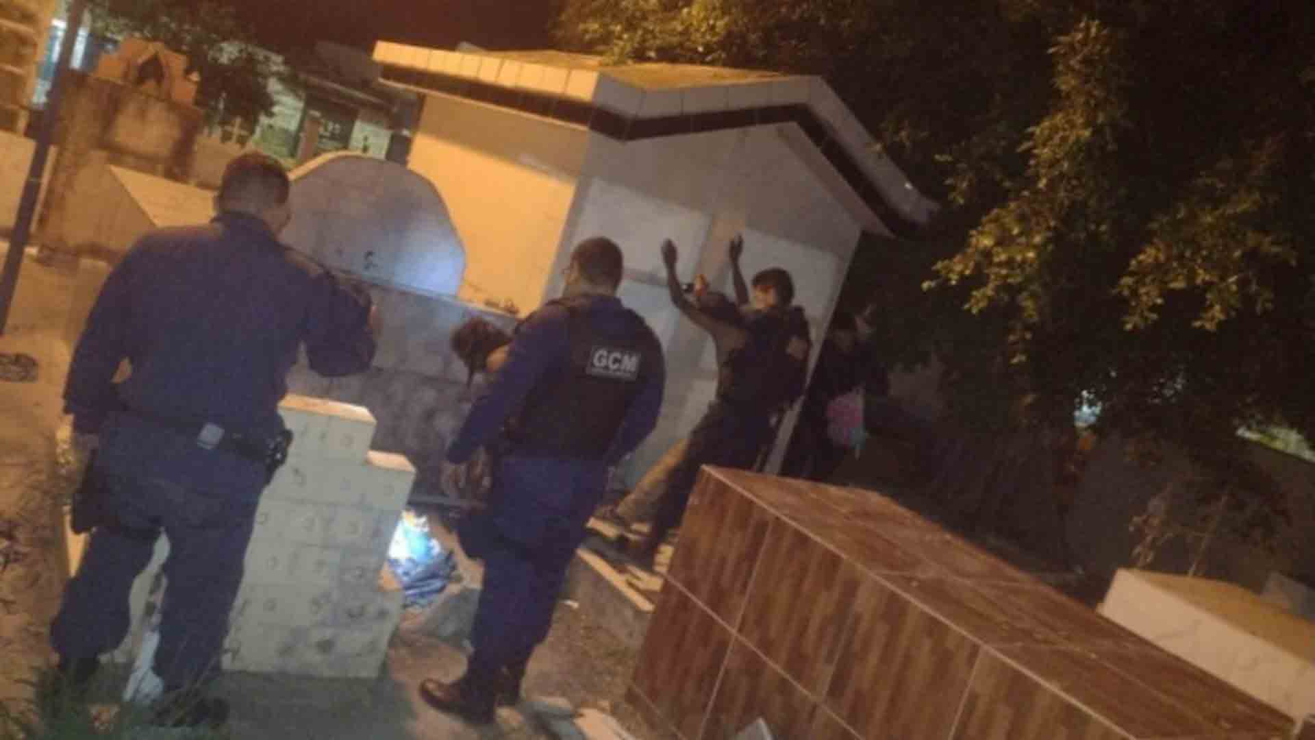 ‘Morreu, mas passa bem’: Foragido é encontrado dentro de sepultura em cemitério de Corumbá