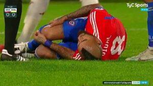 Arturo Vidal sofreu lesão no jogo entre Chile e Colômbia pelas Eliminatórias da Copa (TyC Sports, Reprodução)
