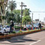 Uno para em canteiro central ao colidir com carro-forte e deixa trânsito lento na Zahran