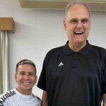 Soteldo ao lado de Oscar Schimidt, durante palestra para o time do Santos (Santos FC, Divulgação)
