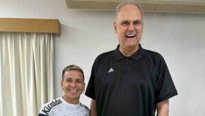 Soteldo ao lado de Oscar Schimidt, durante palestra para o time do Santos (Santos FC, Divulgação)