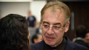 Deputado estadual Neno Razuk vai à sessão na Assembleia Legislativa após operação