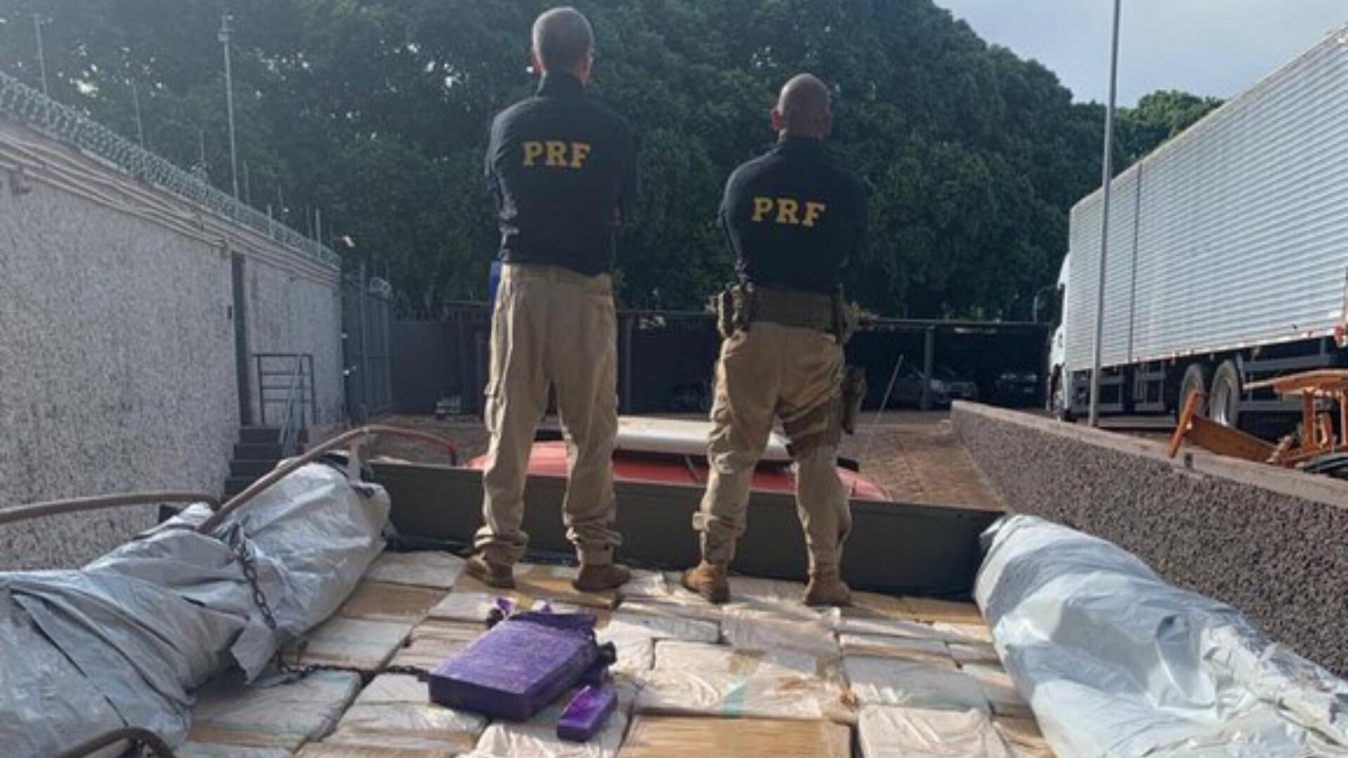 Os presos, o ilícito e a carreta foram encaminhados à Polícia Federal em Campo Grande (Reprodução, PRF)
