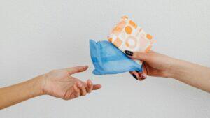 Este projeto de lei visa reconhecer e amparar as adolescentes que, devido ao ciclo menstrual, apresentam sintomas que dificultam ou impossibilitam a frequência escolar (Karolina Grabowska, Pexels)