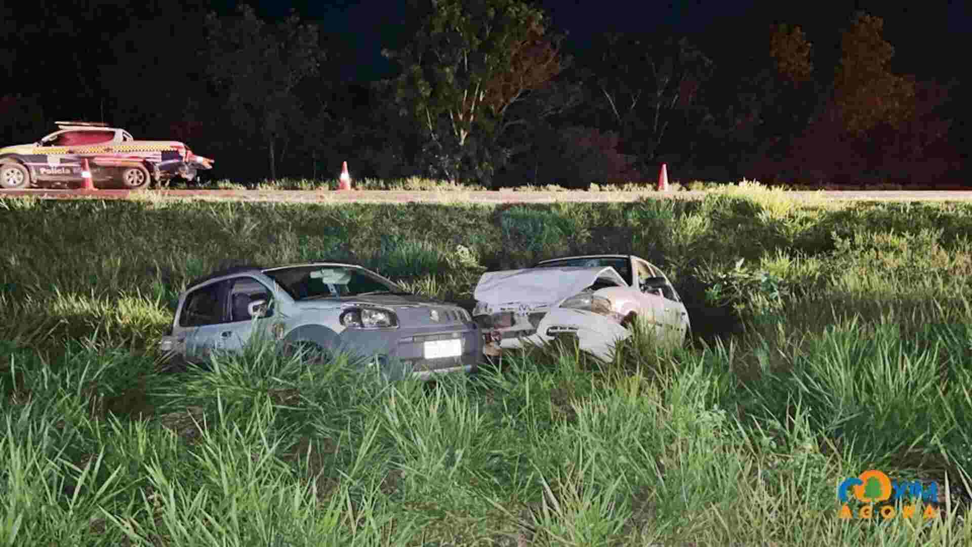 Carros vão parar em barranco e homem fica ferido após colisão na BR-356 em Coxim