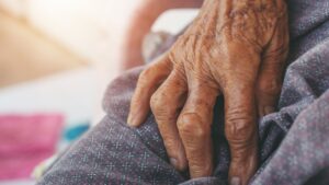 Idosa de 84 anos com Alzheimer é estuprada pelo genro que acaba preso pela PM