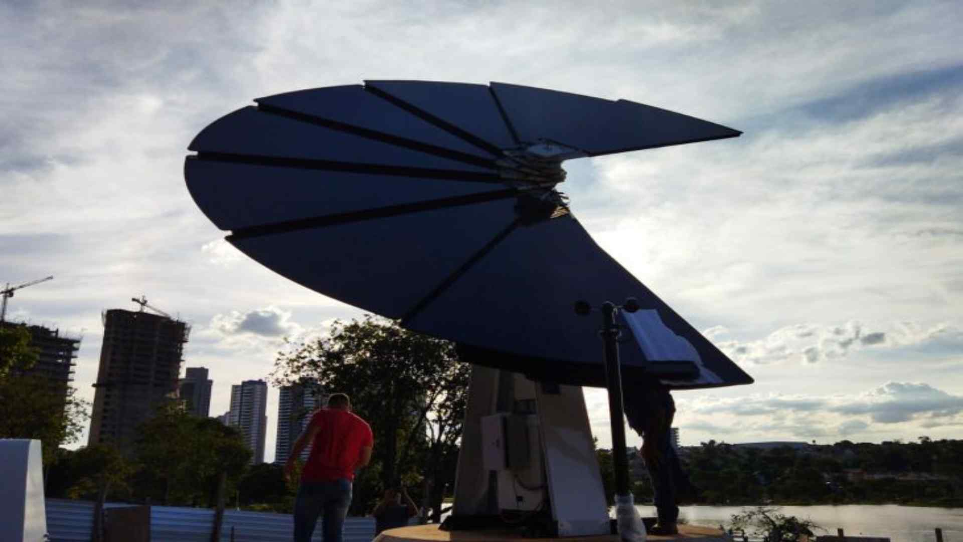 Flor feita de painéis solares no Parque das Nações vai gerar energia para carregar celulares