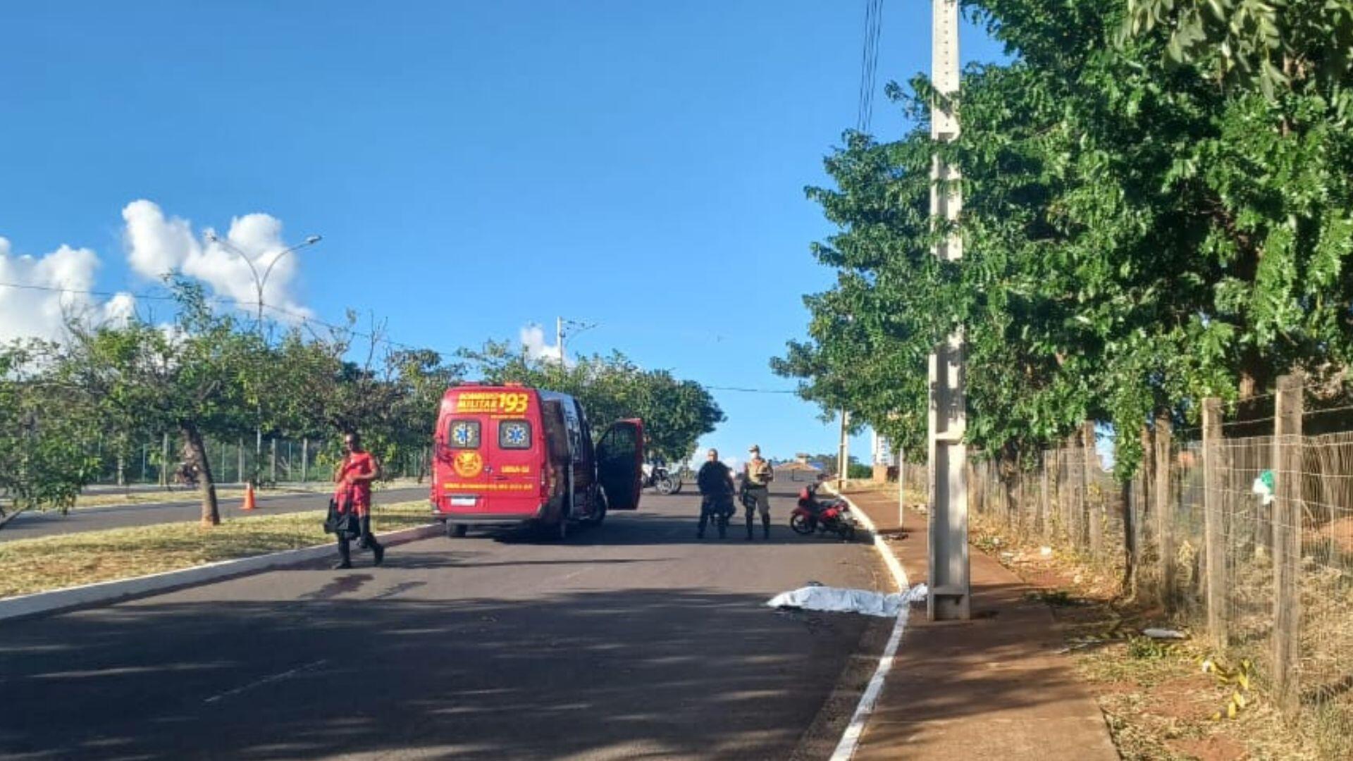 Jovem morre após perder controle de moto e bater contra poste na avenida Nelly Martins