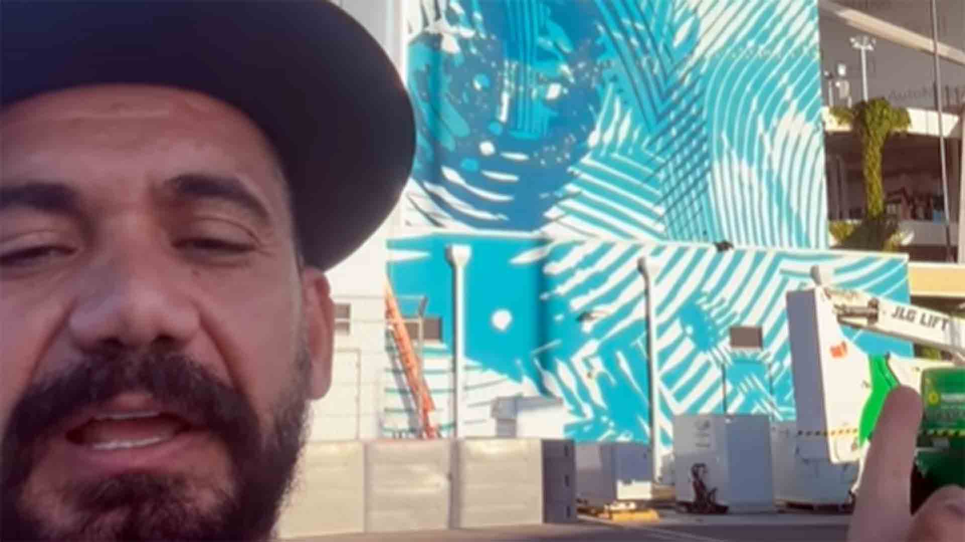 Eduardo Kobra assia painel em homenagem a Ayrton Senna em Miami (Reprodução)