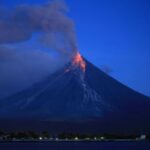 Vulcão nas Filipinas entra em erupção e autoridades elevam nível de alerta
