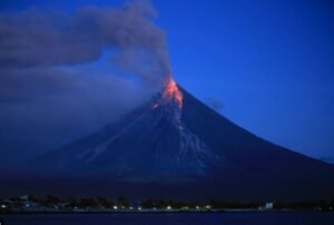 Vulcão nas Filipinas entra em erupção e autoridades elevam nível de alerta