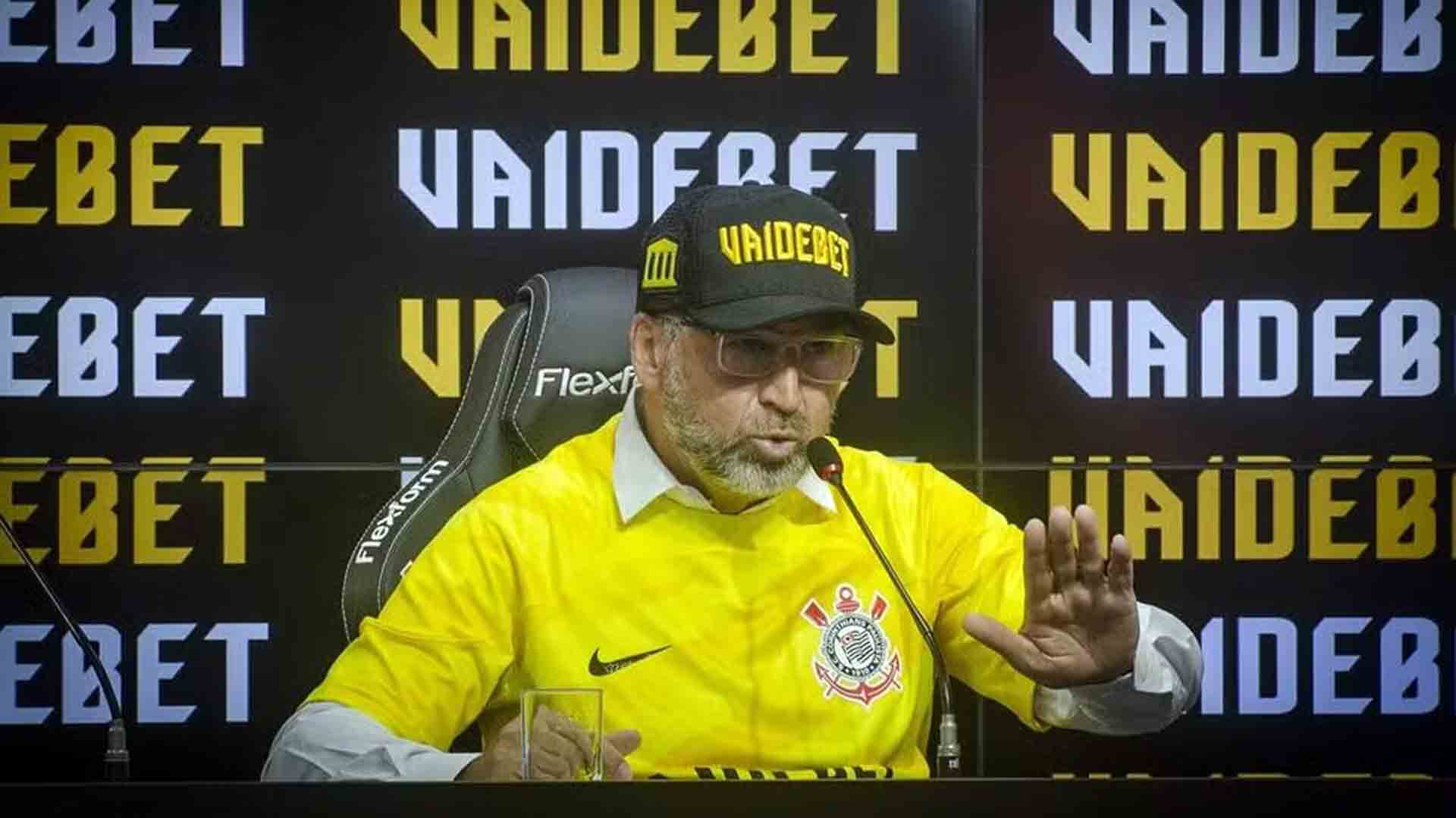 Augusto Melo, presidente do Corinthians, usa boné com marca da Vai de Bet, que cancelou acordo com o clube (Rodrigo Coca, Ag. Corinthians, Arquivo)