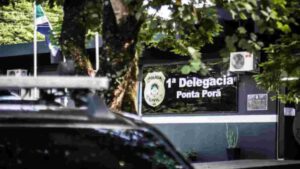 Bandidos atiram contra motociclista que é agredido durante assalto em Ponta Porã