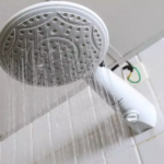 Querendo fugir do banho? Confira dicas para deixar o banheiro mais quente nos dias frios