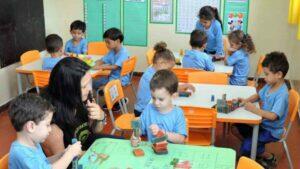 Assistente de educação