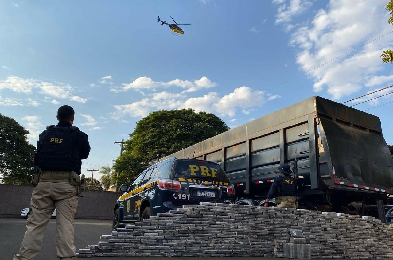 Localização carreta teve apoio aéreo (Foto: reprodução, PRF)