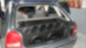 Gol e som automotivo foram apreendidos