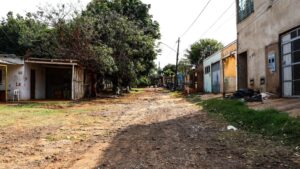 Sem asfalto, moradores cadeirantes do São Conrado enfrentam problemas para sair de casa
