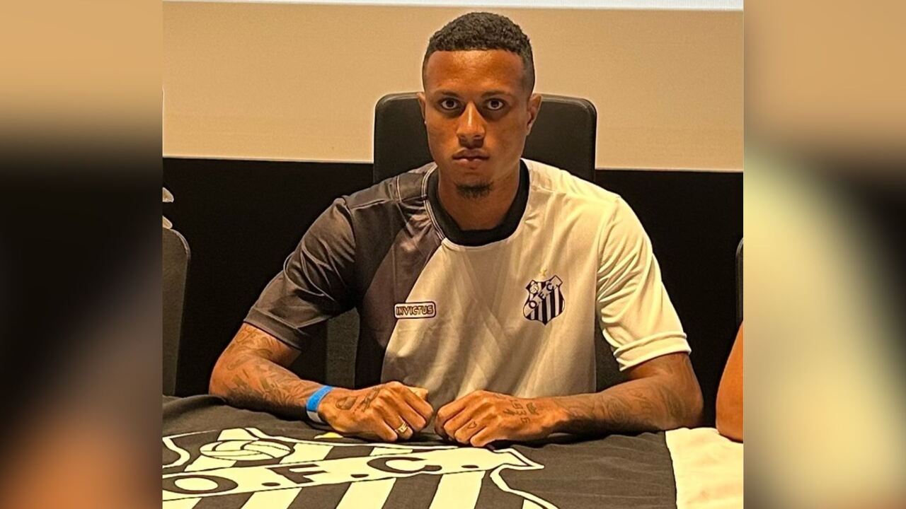 André tinha 21 anos quando assinou com o Operário (Divulgação)