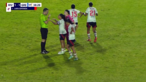 Jogadora do River Plate imita macaco para gandula (Reprodução, GE)