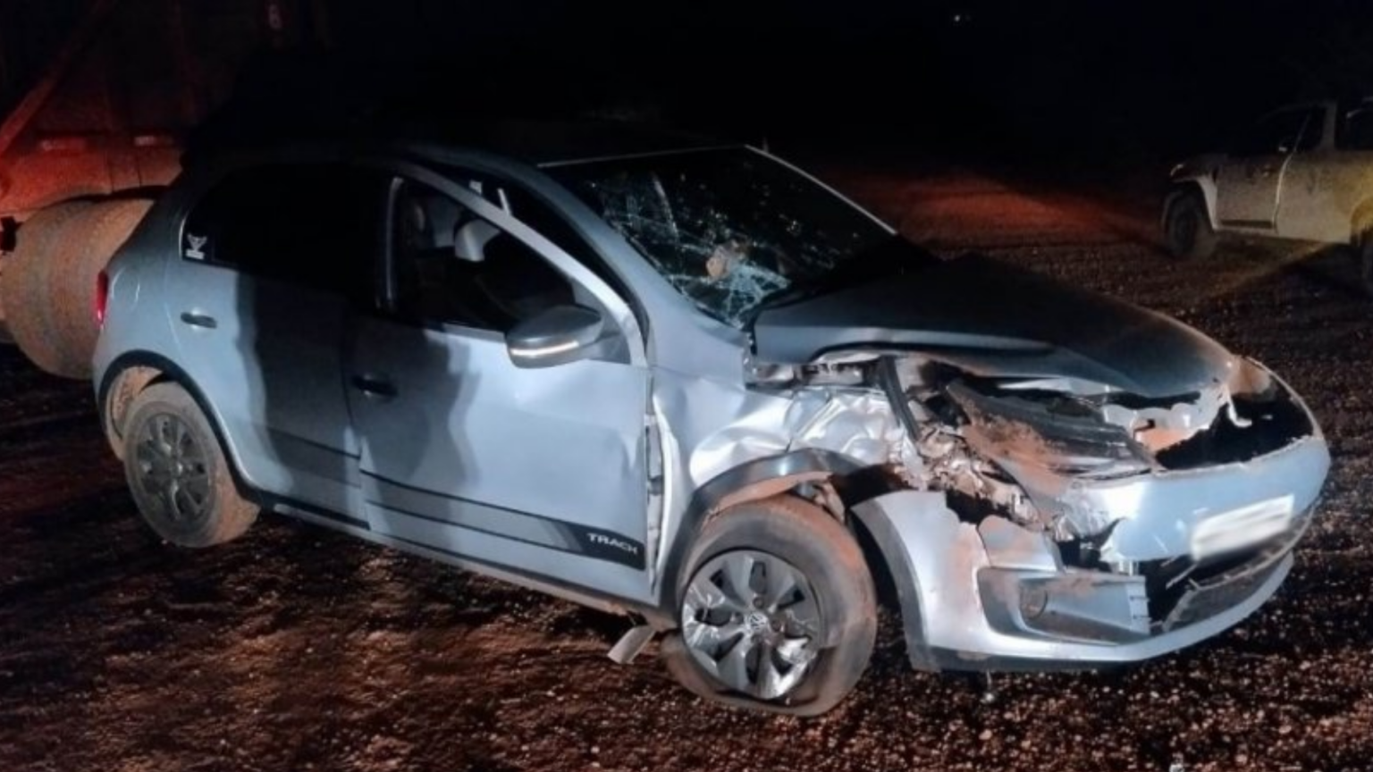 Acidente envolvendo carro e caminhão