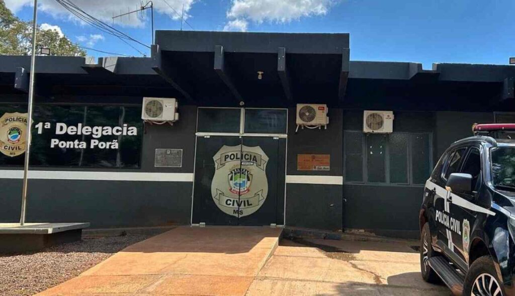 Moradora do Espírito Santo é presa em ônibus da fronteira com pistola, revólveres e drogas