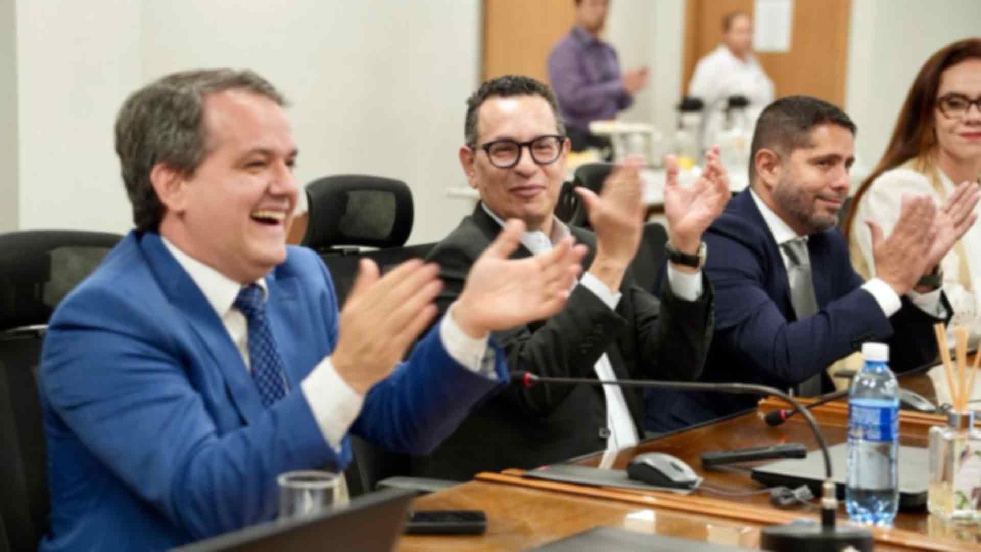 Em abril, membros do MPMS comemoram escolha de Alexandre Magno (esq.) para indicação ao CNMP, que já tem de MS o procurador Paulo Passos (centro) (Acervo público da Assecom/MPMS)
