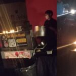 cachorro quente à luz de velas