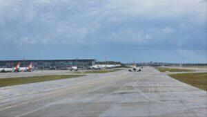 Aviões enfileirados aguardando autorização para decolar