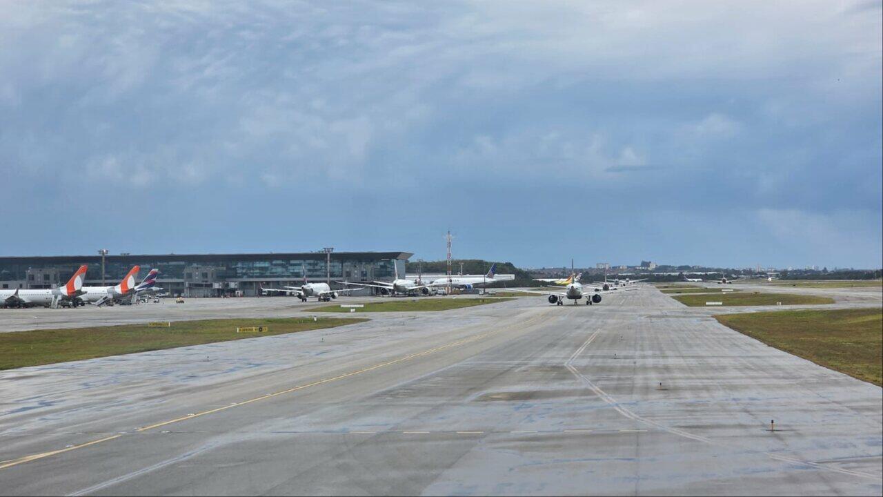 Aviões enfileirados aguardando autorização para decolar