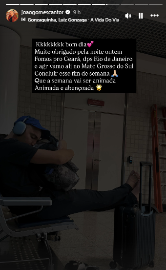 João Gomes cochilando enquanto aguardava voo