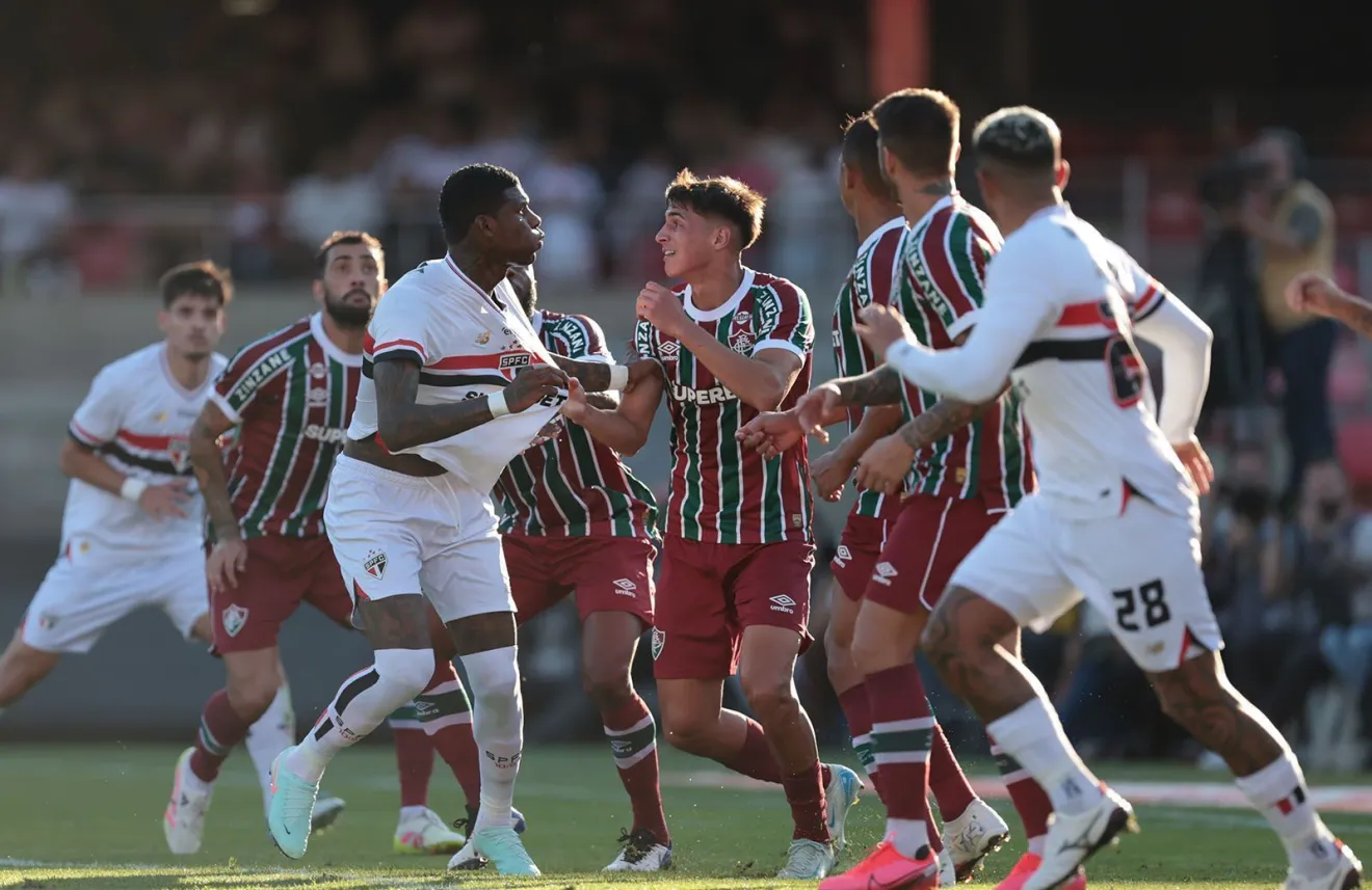Discussão entre jogadores de São Paulo e Fluminense no Morumbis • Crédito: Paulo Pinto / São Paulo FC
