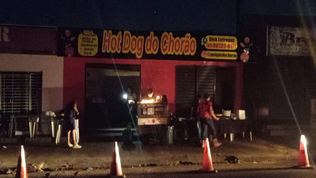 cachorro quente à luz de velas