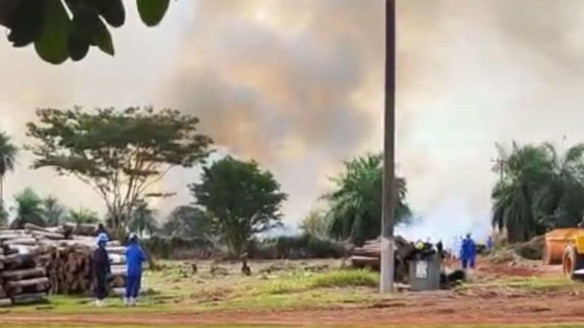Incêndio atinge propriedade rural.