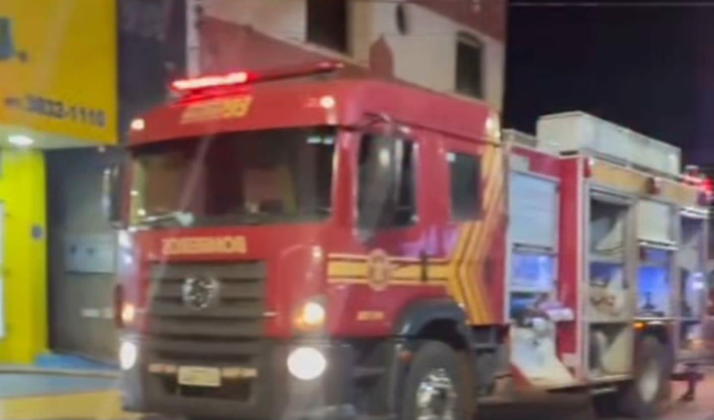 Bombeiros estiveram no local (Foto: Reprodução,Sidney Bronka)