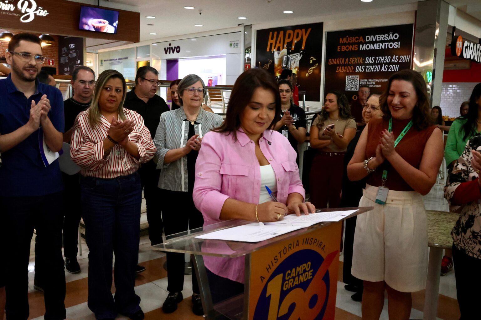 Habitação terá R$ 90 milhões em investimento e até três subsídios do poder público, diz Adriane Lopes