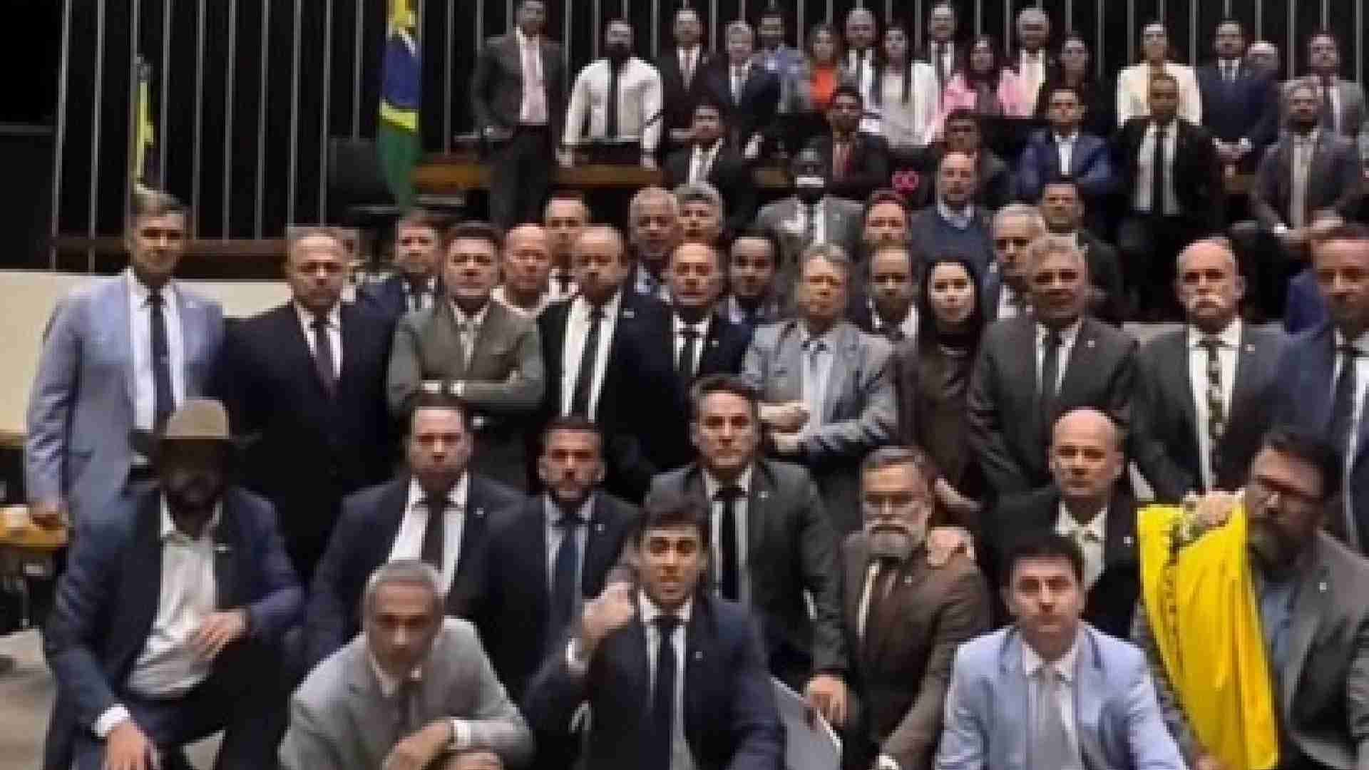 bastidores protesto fita