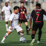 Lucho Acosta em ação no duelo entre Bragantino e Fluminense (Foto: Lucas Merçon/Fluminense)
