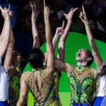 Conjunto do Brasil celebra após apresentação no Mundial de Ginástica Rítmica - (Imagem: Ivan Carvalho/CBG)